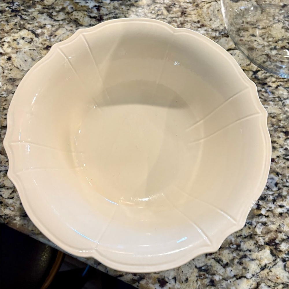 Pier One Mackenzie Design large serving bowl 11 across and 6 in deep no chips